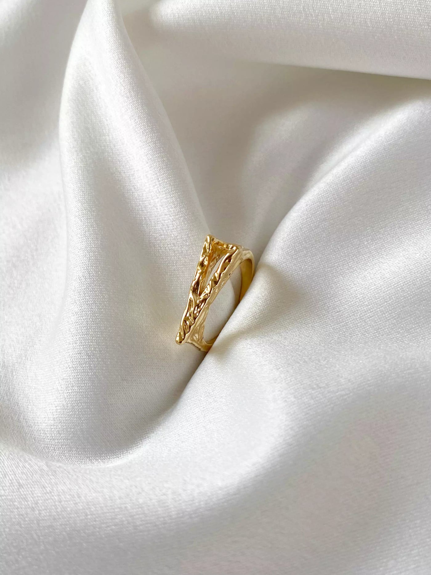 Anel orgânico com letra, banhado a ouro 18K