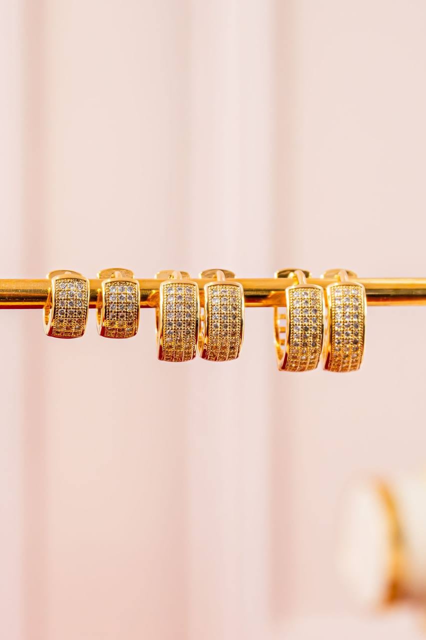 Argola trio cravejada, banhada a ouro 18K