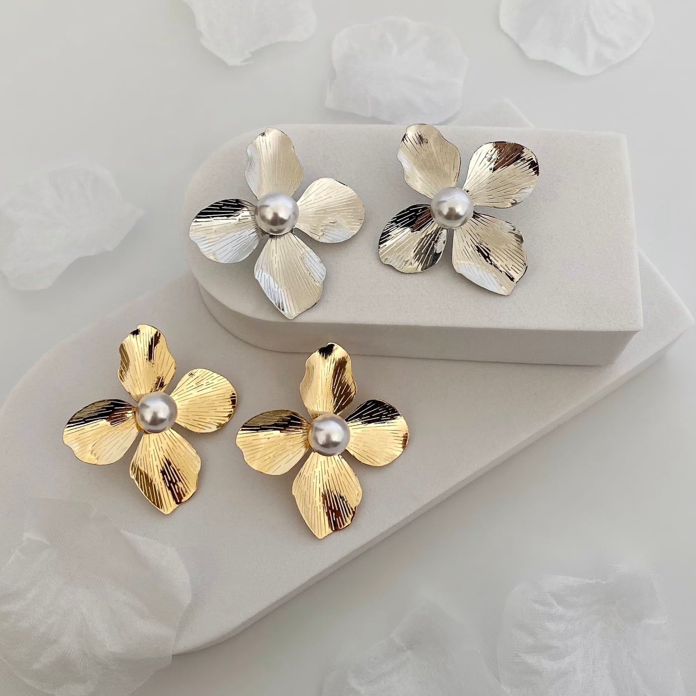 Brincos de flor com pérola central, em ouro 18K e ródio
