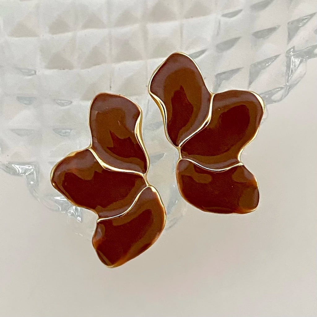 Brinco meia flor com resina marrom